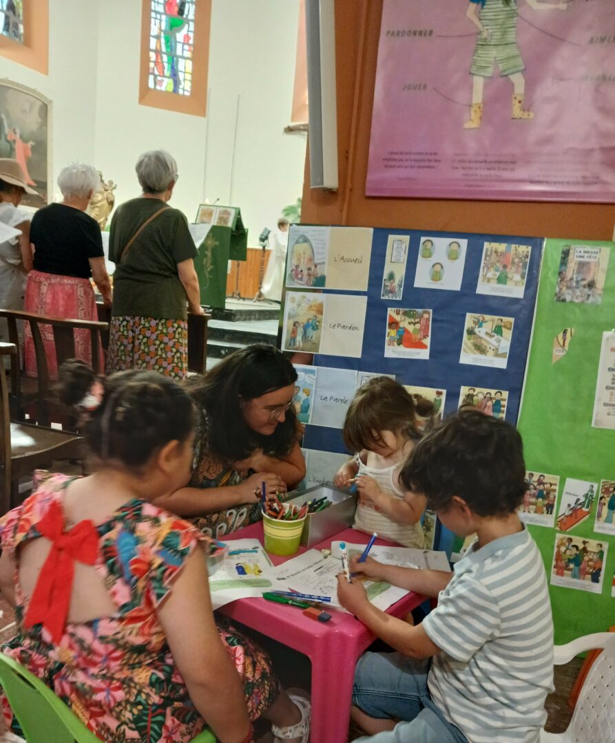 Espace enfants dans l'église st Vincent d'Ax Les Thermes, là où les plus petits peuvent lire , dessiner, observer avoir un peu d'espace...